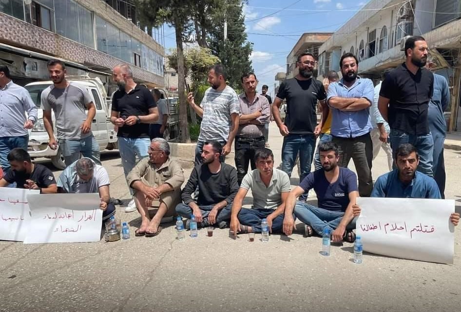 Terör örgütü PYD çiftçileri ürünlerini Esed rejimine satmaya zorluyor